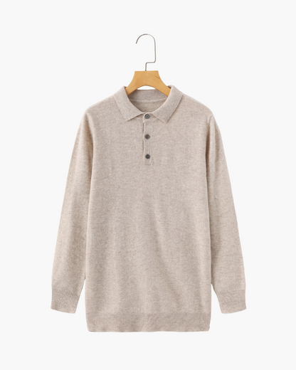 Zijaanzicht van de donkergrijze kasjmier polo sweater, toont de verfijnde pasvorm en zachte textuur van het breisel.