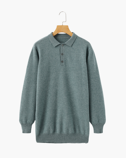 De lichtgrijze kasjmier polo sweater met een open kraag, wat een meer casual en ontspannen stijl suggereert.