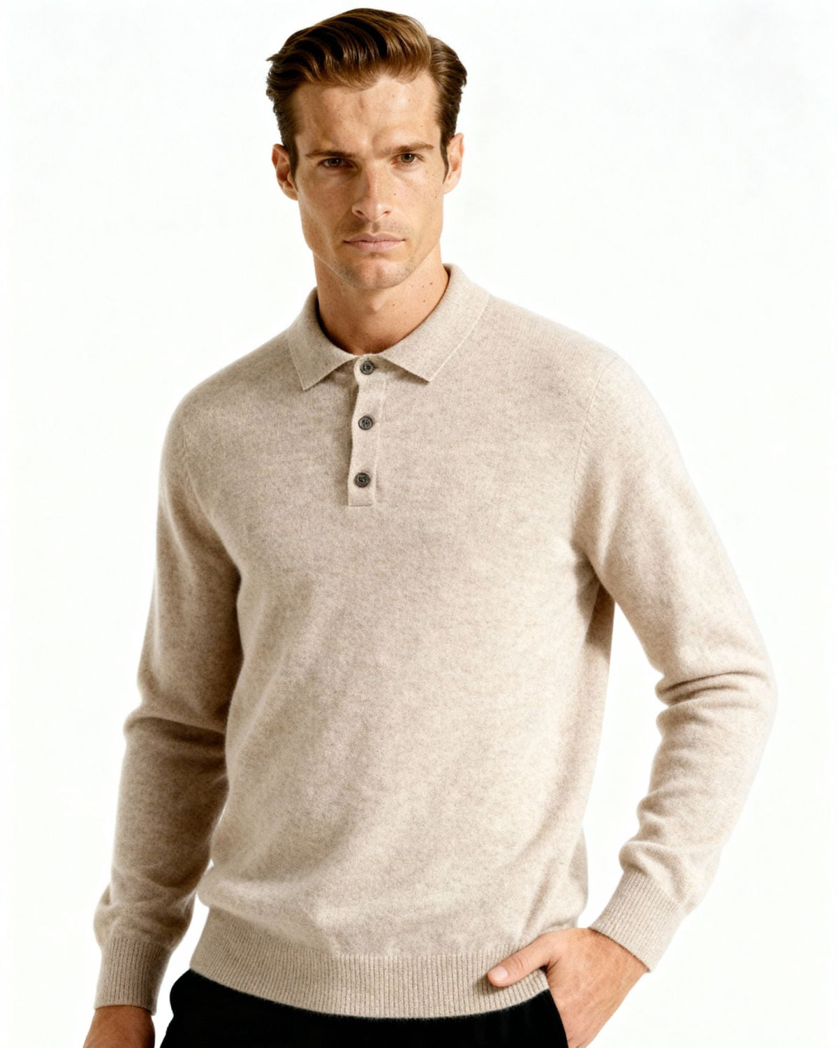 Detailopname van de polokraag en de subtiele knopen van de zwarte kasjmier polo sweater, voor een luxe uitstraling.