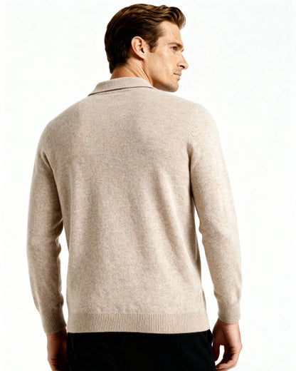 Een man draagt de lichtgrijze kasjmier polo sweater in een casual setting, wat het comfort en de veelzijdigheid benadrukt.