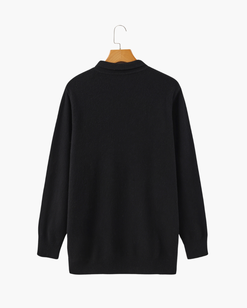Achterkant van de beige kasjmier polo sweater, met aandacht voor de nette afwerking en de naadloze schouderlijn.