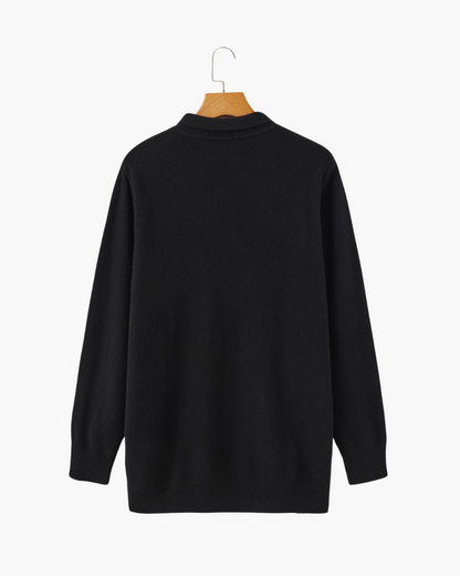 Achterkant van de beige kasjmier polo sweater, met aandacht voor de nette afwerking en de naadloze schouderlijn.