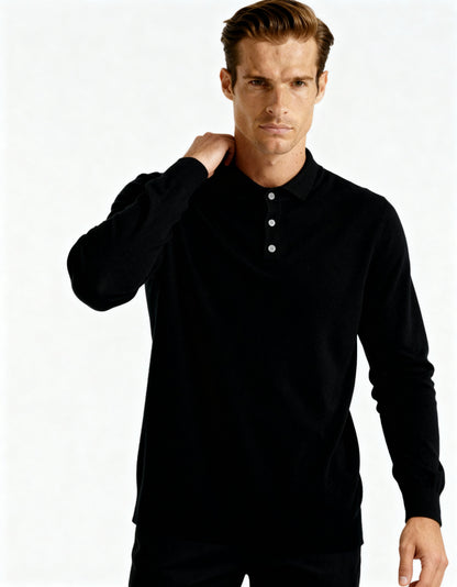 Model toont de kasjmier polo sweater in het zwart, gecombineerd met een chino voor een slimme casual look.