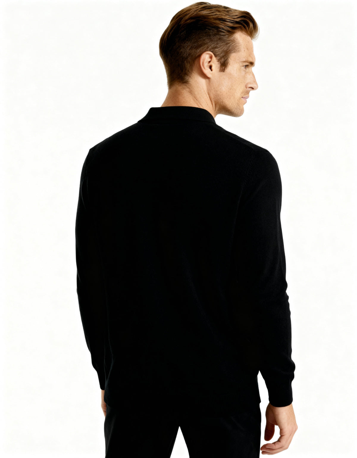 Detail van de mouwboord en zoom van de donkergrijze kasjmier polo sweater, wat de duurzame kwaliteit onderstreept.