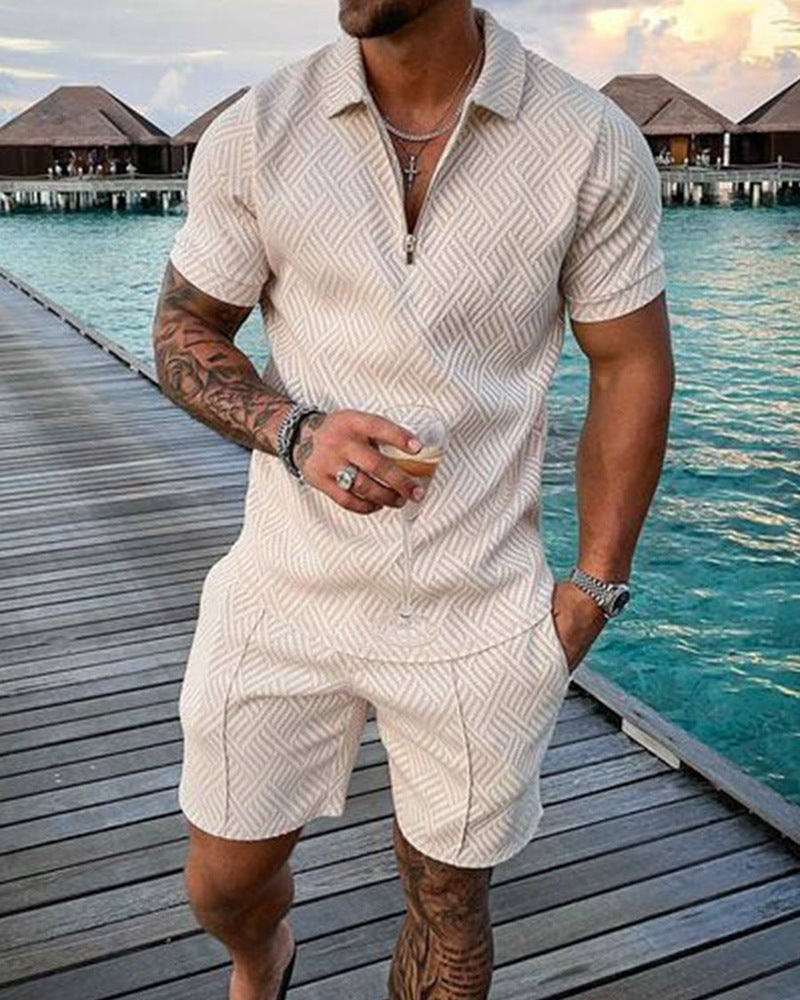 Model draagt de Enzo kleding set casual, zittend in een ontspannen houding.