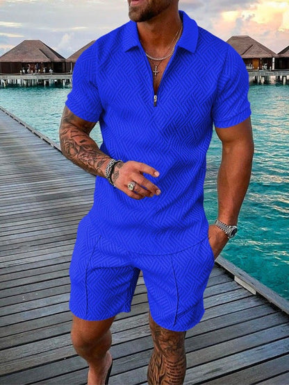 De kleding set op een witte achtergrond, opgevouwen om de kwaliteit te tonen.