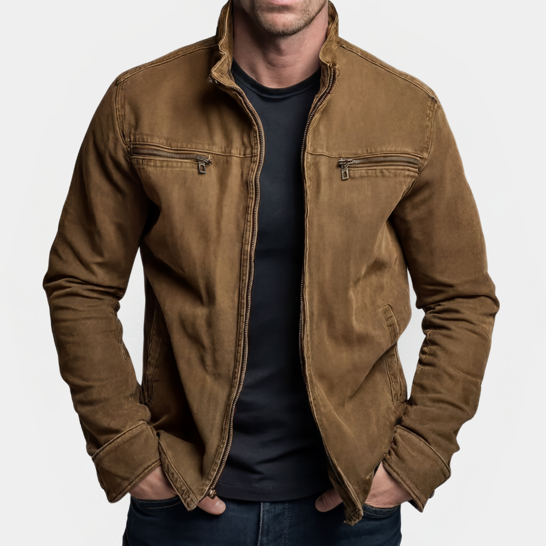 Man met het Espen vintage stijl jack in een casual setting, toont de veelzijdigheid van de kleding.