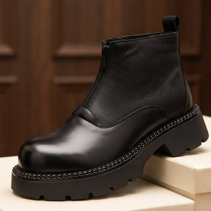 Model draagt de stijlvolle leren herenlaarzen in een stedelijke omgeving, gecombineerd met een casual outfit.