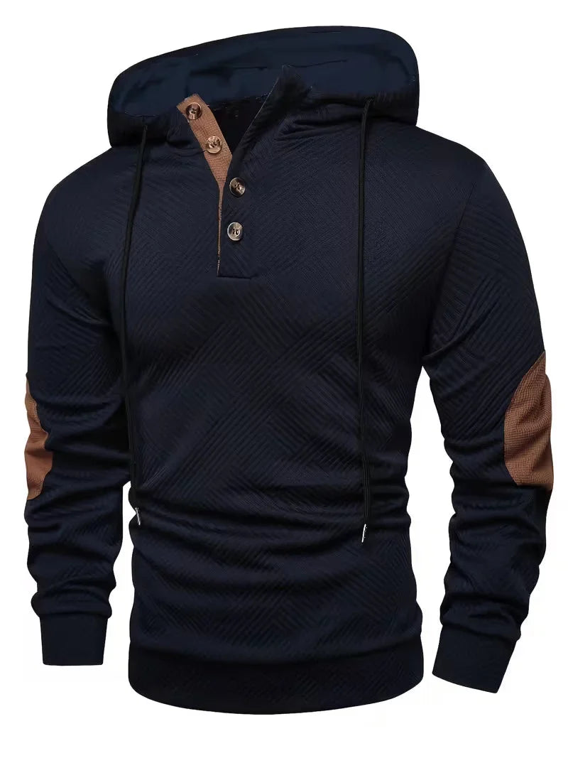 Close-up van de knoopsluiting met contrasterende details op een zwarte Jesper gestructureerde hoodie, stijlvol afgewerkt.