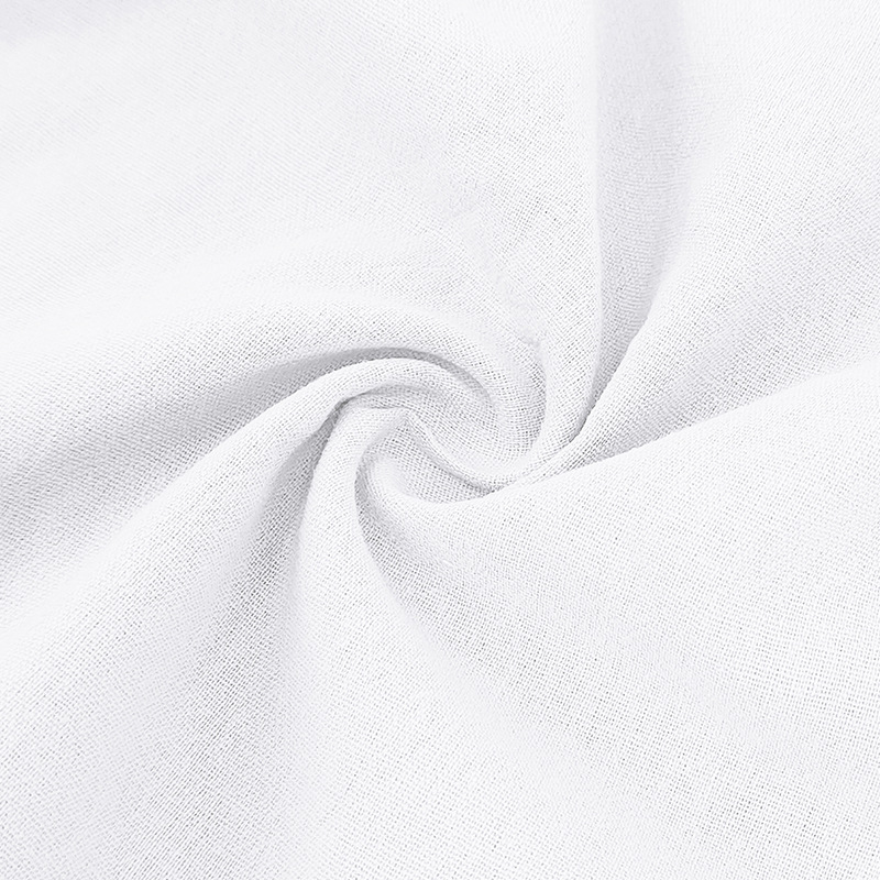 Het Felix poloshirt in een casual buitenomgeving, perfect voor een zomerse dag.