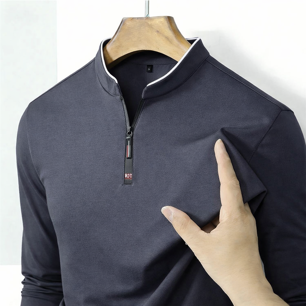 Man draagt het Kester poloshirt in donkergroen, staand in een stedelijke omgeving, met de rits half open.