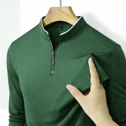 Close-up van de textuur van het Kester poloshirt in grijsblauw, toont de kwaliteit van de stof en stiksels.
