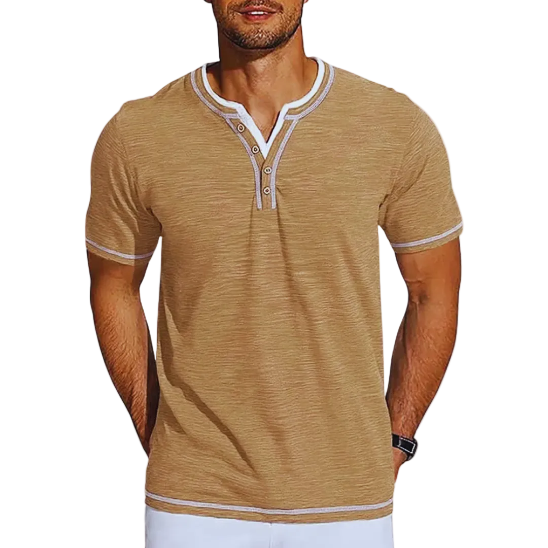 Het Finn T-shirt in een donkerdere tint, gepresenteerd op een model om de veelzijdigheid in kleuren te tonen.