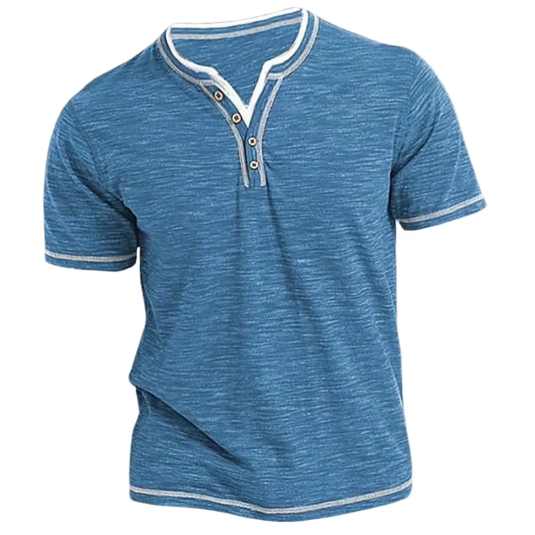 Zijaanzicht van het Finn T-shirt, waarbij de comfortabele pasvorm en de kwaliteit van de stof duidelijk zichtbaar zijn.