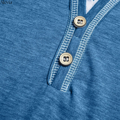 Een close-up van de subtiele V-hals en de knoopsluiting van het Finn T-shirt, met aandacht voor detail.