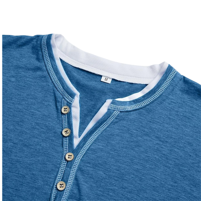 Achteraanzicht van het Finn T-shirt, dat de strakke afwerking en de algemene snit van het kledingstuk toont.