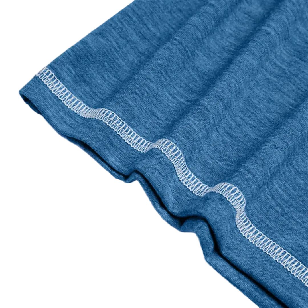 Het Finn T-shirt op een plat oppervlak, mooi opgevouwen om de textuur en de kleur van de stof te benadrukken.