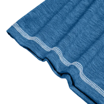 Het Finn T-shirt op een plat oppervlak, mooi opgevouwen om de textuur en de kleur van de stof te benadrukken.