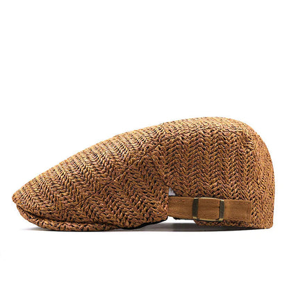 Model draagt de blauwe Silas flatcap in een ontspannen zomerse setting, de pet complementeert zijn casual outfit.