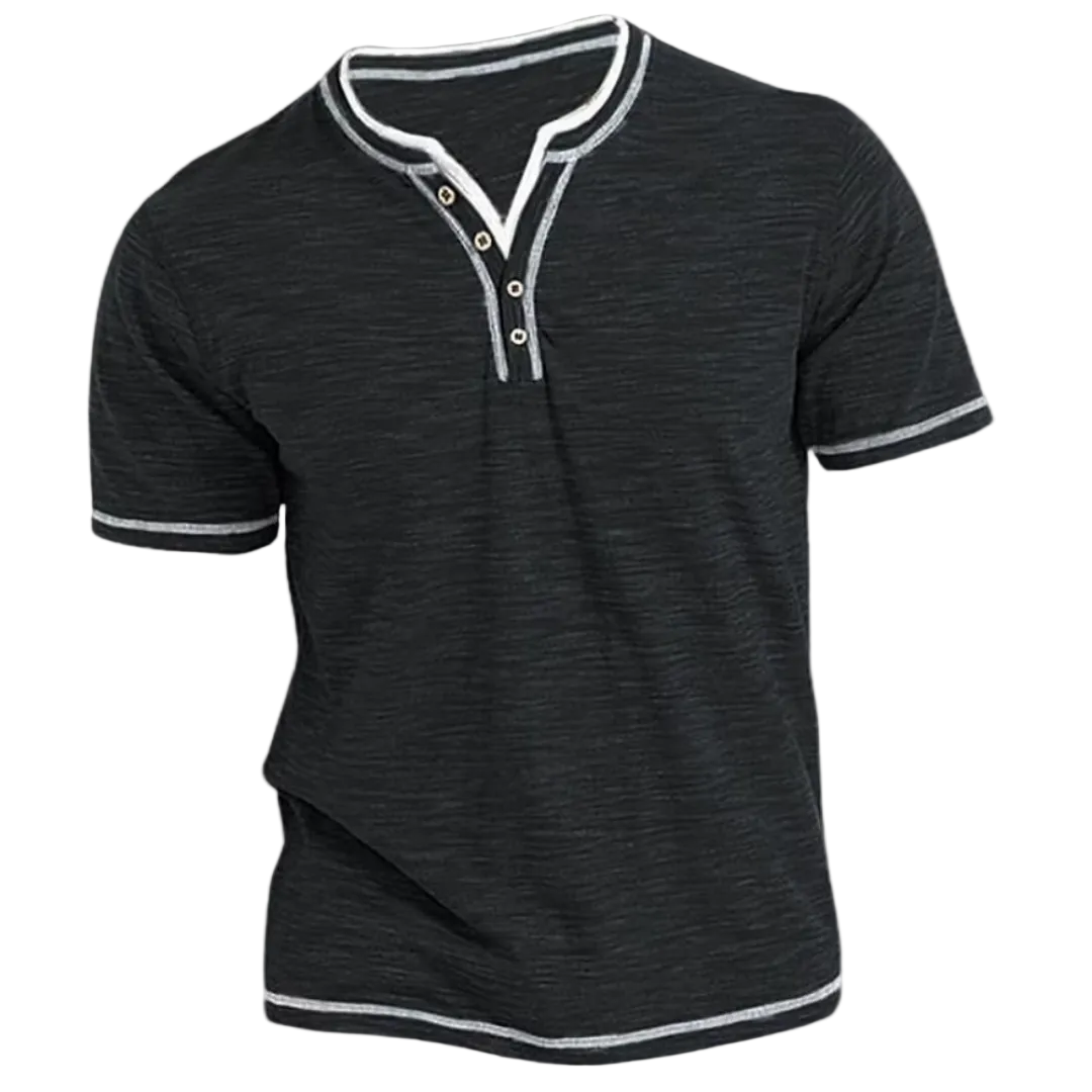 Het Finn T-shirt gedragen tijdens een zomerse activiteit, wat het lichte en comfortabele gevoel illustreert.