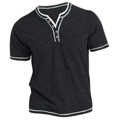 Het Finn T-shirt gedragen tijdens een zomerse activiteit, wat het lichte en comfortabele gevoel illustreert.