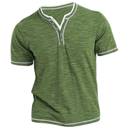 Een man die het Finn T-shirt combineert met een korte broek voor een relaxte, maar verzorgde uitstraling.