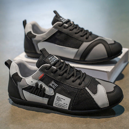 Studio-opname van de trendy herenschoenen vanuit een lage hoek, met nadruk op de vorm.