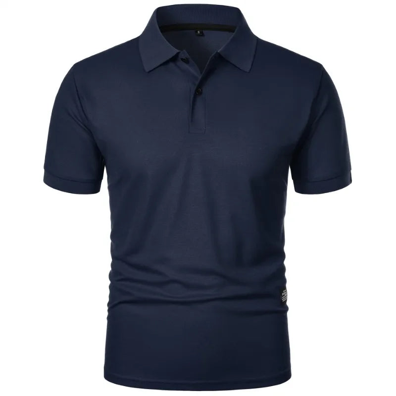 Man die een rood Floris poloshirt draagt, staand in een stedelijke omgeving, straalt zelfvertrouwen uit.