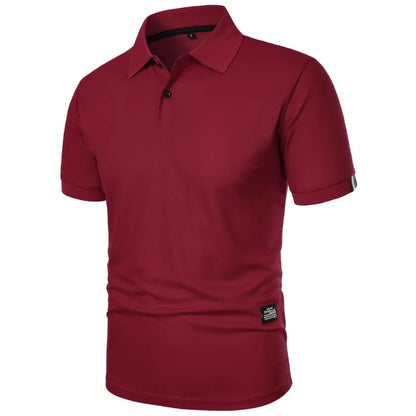 Volledige lengte van een man gekleed in een zwart Floris poloshirt, gecombineerd met een casual broek.
