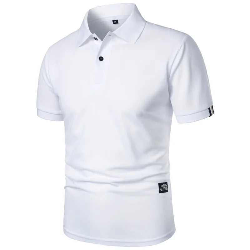 Het Floris poloshirt in een levendige groene kleur, opgevouwen om de kreukvrije eigenschappen te benadrukken.