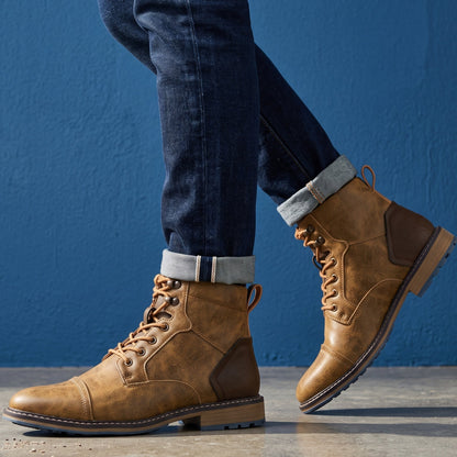 Gedetailleerde close-up van het rijke, echte leer en de stiksels van de grijze leren herenlaars.