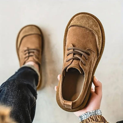 Gideon suède herenschoenen in lichtbruin, vooraanzicht met vetersluiting duidelijk zichtbaar.