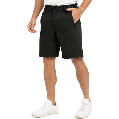 Zwarte Gideon functionele stretch golfshorts, vooraanzicht, op een mannelijk model dat staat op een golfbaan