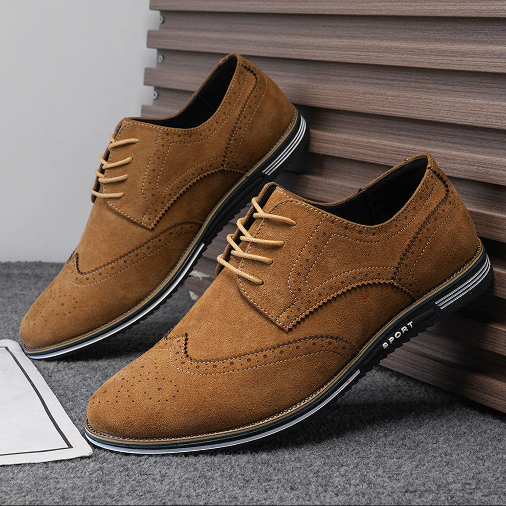 Man die zijn British Tan Gideon Derby schoenen aantrekt, toont het gemak en de comfortabele instap.