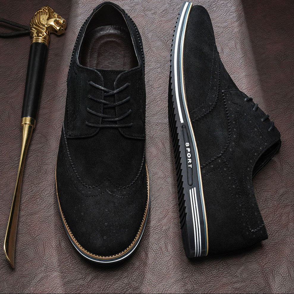 Gideon Derby schoenen in Obsidian Black, gedragen tijdens een wandeling, toont de flexibiliteit en het loopcomfort.