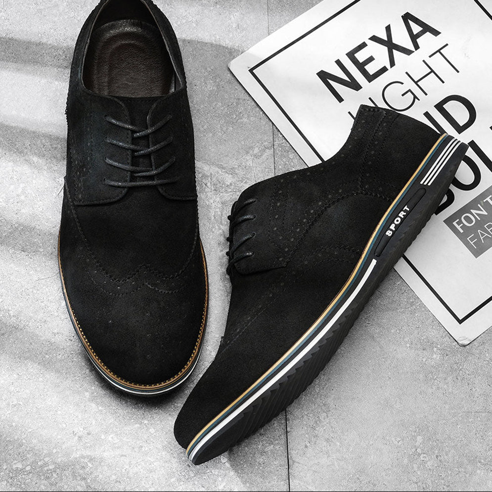 Stapel Gideon Derby schoenendozen, met een paar Blackout schoenen erbovenop, voor een professionele presentatie.