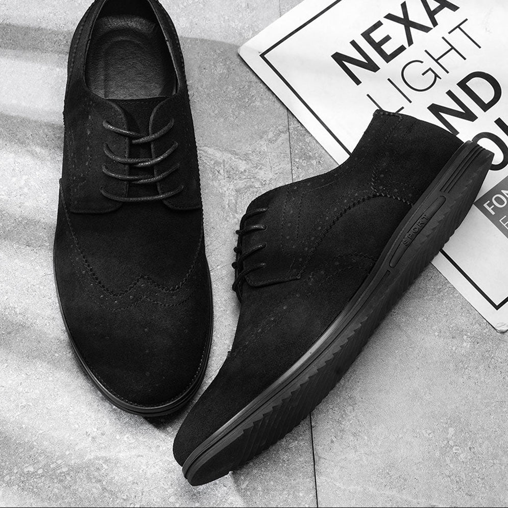 Gideon Derby schoenen in Royal Navy, op een lifestyle foto met een tas en andere accessoires, voor een complete look.