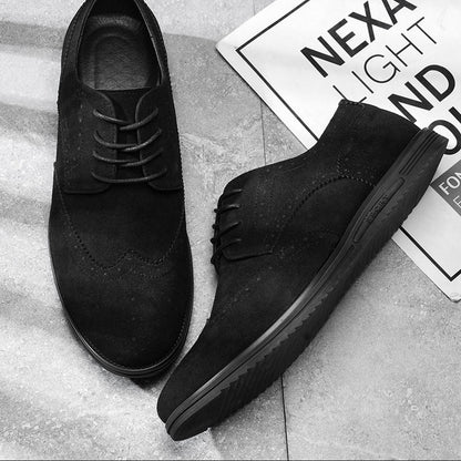 Gideon Derby schoenen in Royal Navy, op een lifestyle foto met een tas en andere accessoires, voor een complete look.