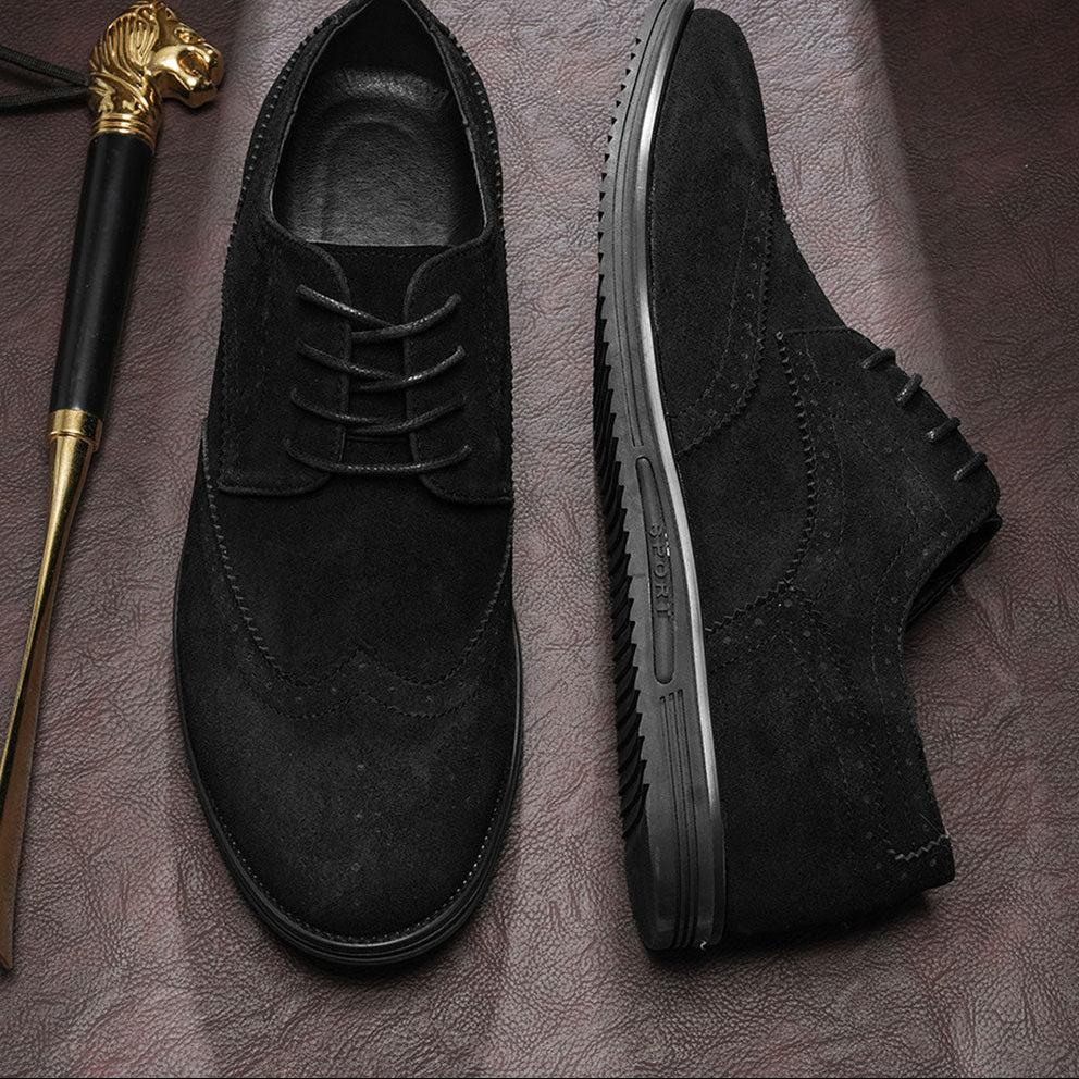 Close-up van het veganistische leer van de Obsidian Black Gideon Derby schoenen, toont de gladde textuur en glans.