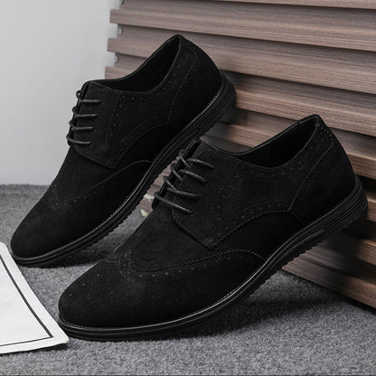 Gideon Derby schoenen in Blackout, rustend op een bankje in een park, benadrukt de casual elegantie.
