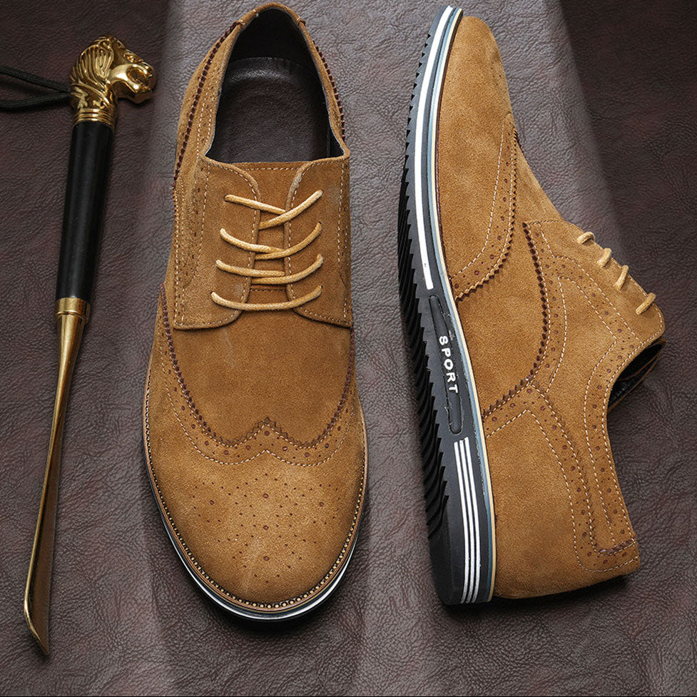Luxe British Tan Gideon Derby schoenen, elegant en comfortabel, zijaanzicht op een neutrale achtergrond.