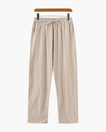 Detailopname van de verstelbare vetersluiting van de linnen broek, met aandacht voor de afwerking en kwaliteit.