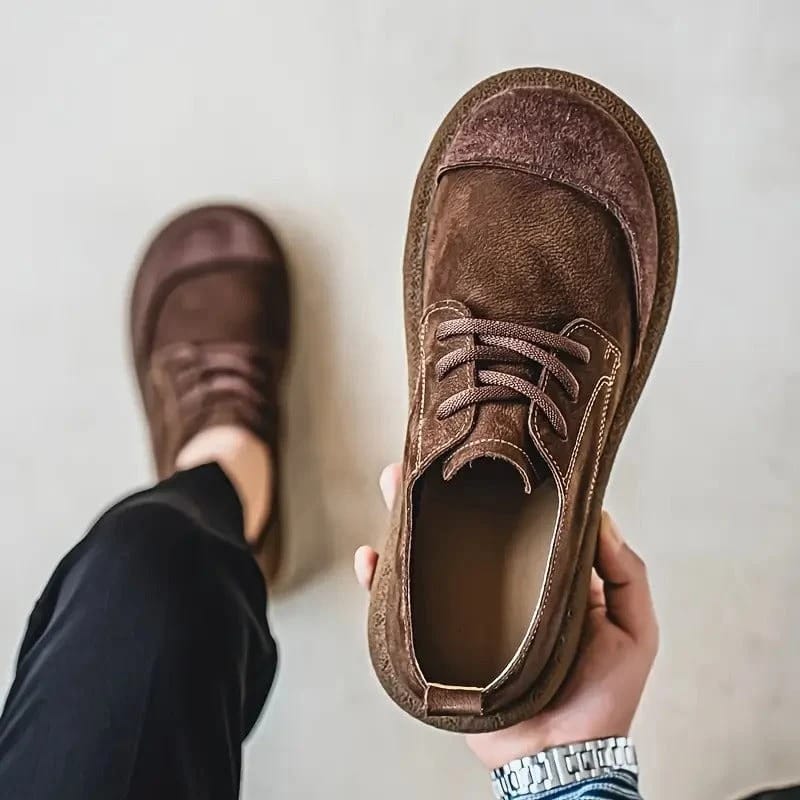 Zijprofiel van de Gideon lichtbruine herenschoenen, met focus op de suède textuur en stiksels.