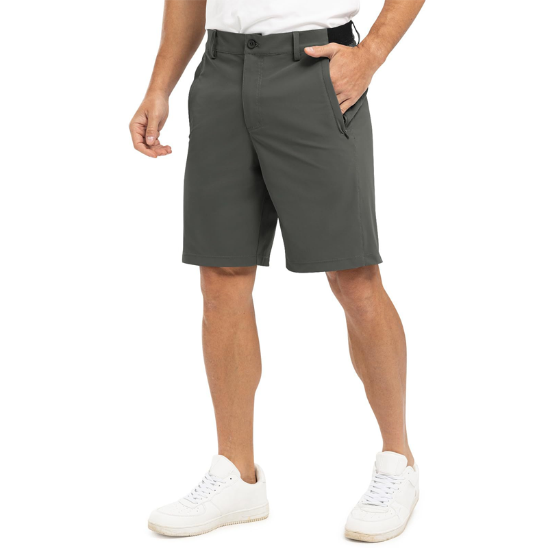 Donkergrijze Gideon functionele stretch golfshorts, achteraanzicht, met focus op de zakken en de pasvorm