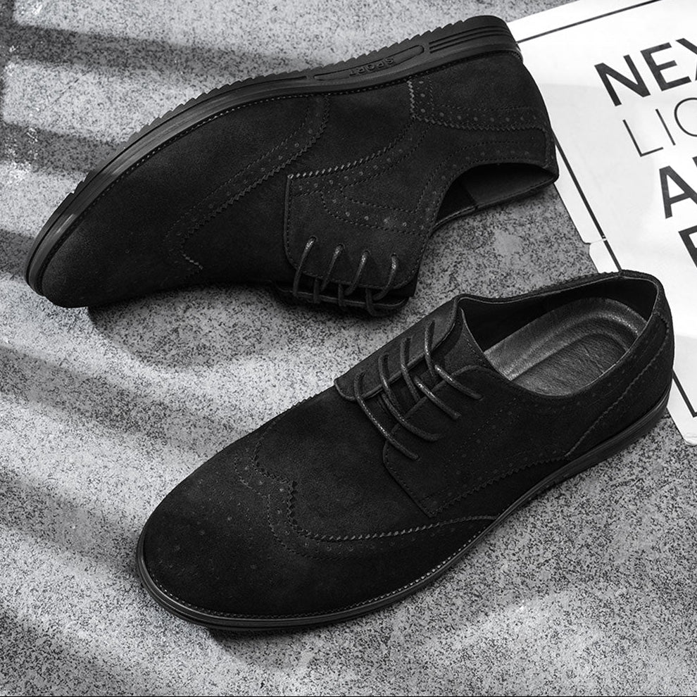 Zwarte Gideon Derby schoenen, vanuit een schuine hoek, toont de elegantie en het tijdloze ontwerp voor heren.