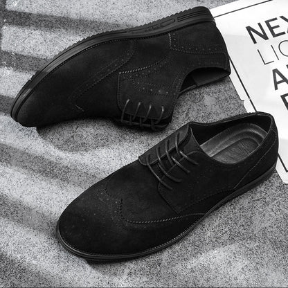 Zwarte Gideon Derby schoenen, vanuit een schuine hoek, toont de elegantie en het tijdloze ontwerp voor heren.