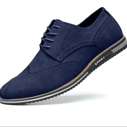 Gideon Derby schoenen in Royal Navy, gepresenteerd op een display, met de focus op de kleur en het materiaal.