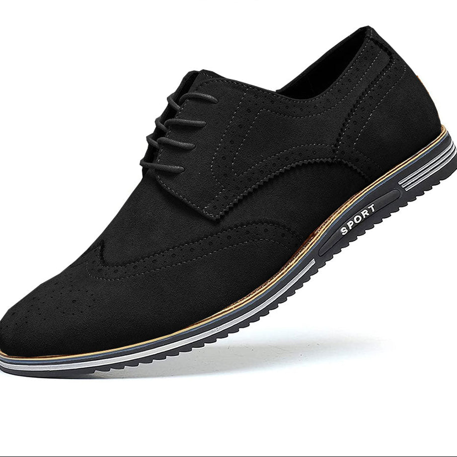 Detailopname van de hak van de Obsidian Black Gideon Derby schoenen, met het merklogo discreet aangebracht.