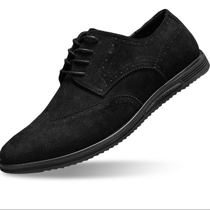 Gideon Derby schoenen in Blackout, gedragen met een lichte broek, ideaal voor een zomerse smart-casual outfit.