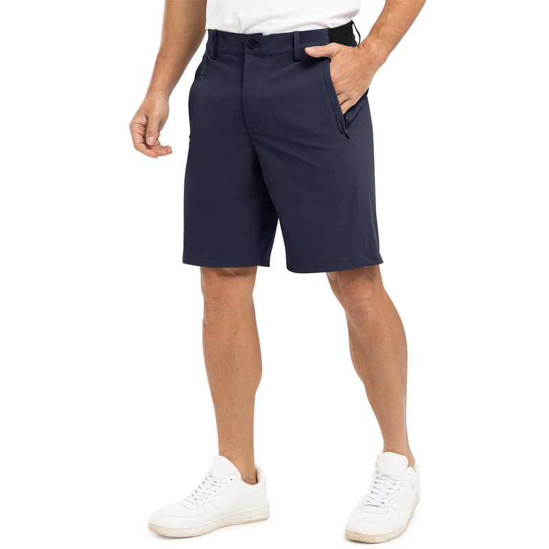 Marineblauwe Gideon functionele stretch golfshorts, zijaanzicht, getoond in een actieve golfhouding